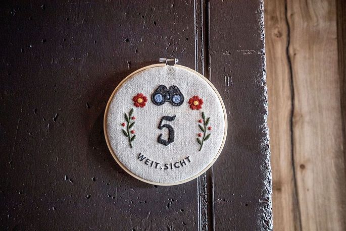 Individuell gestickte Zimmernummer auf der Kraftalm, Tirol