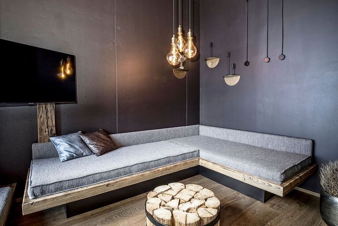 Gemütliche Kuschelecke mit Altholz und Samt