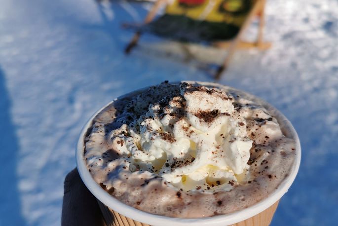 Heiße Schokolade im Schnee mit Liegestuhl, Kraftalm