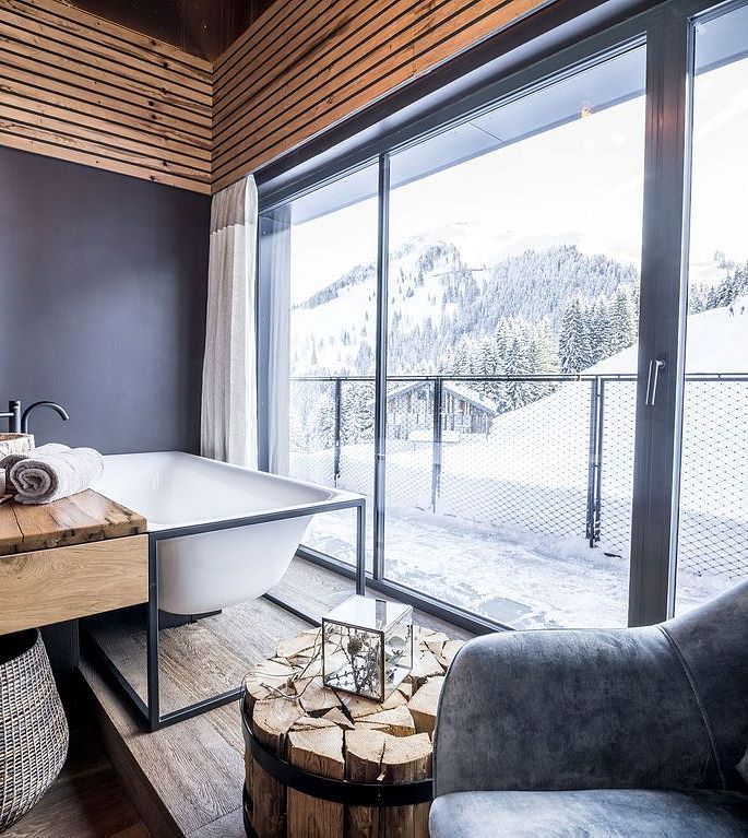 Freistehende Badewanne mit Blick auf die Hohe Salve, Kitzbüheler Alpen