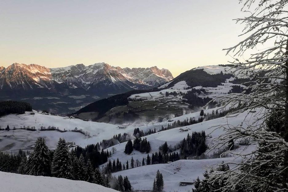 Image_Winter_Mondschein_Schneespuren_Alm_Kaiserblick_02_KRAFTalm_Foto_©m.hölzl